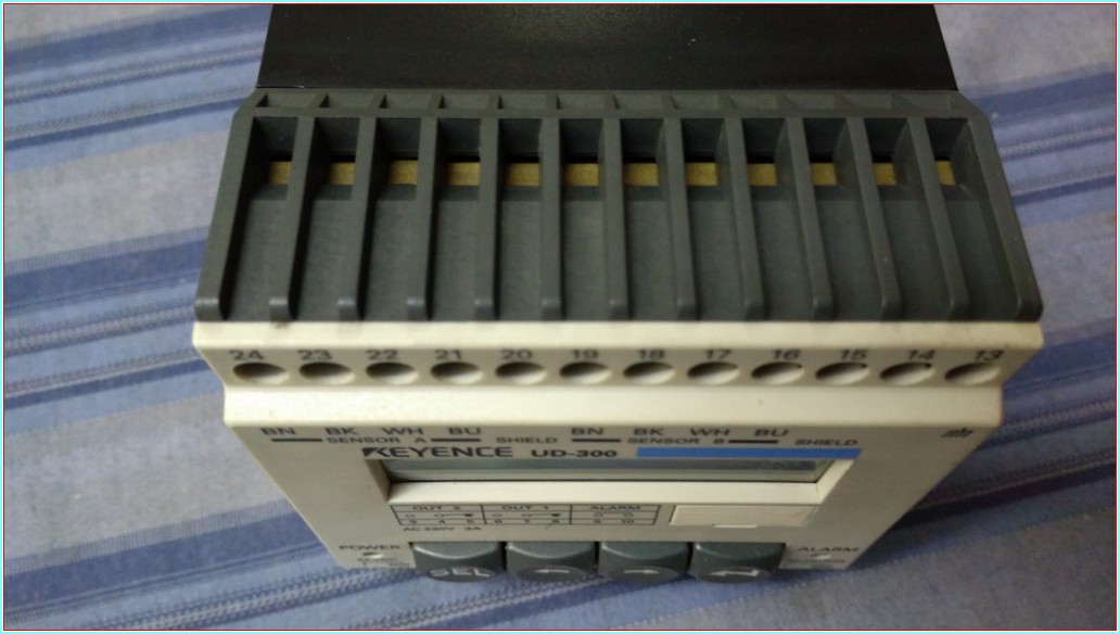 KEYENCE UD-300 ULTRASONİK DEPLASMAN SENSÖRÜ