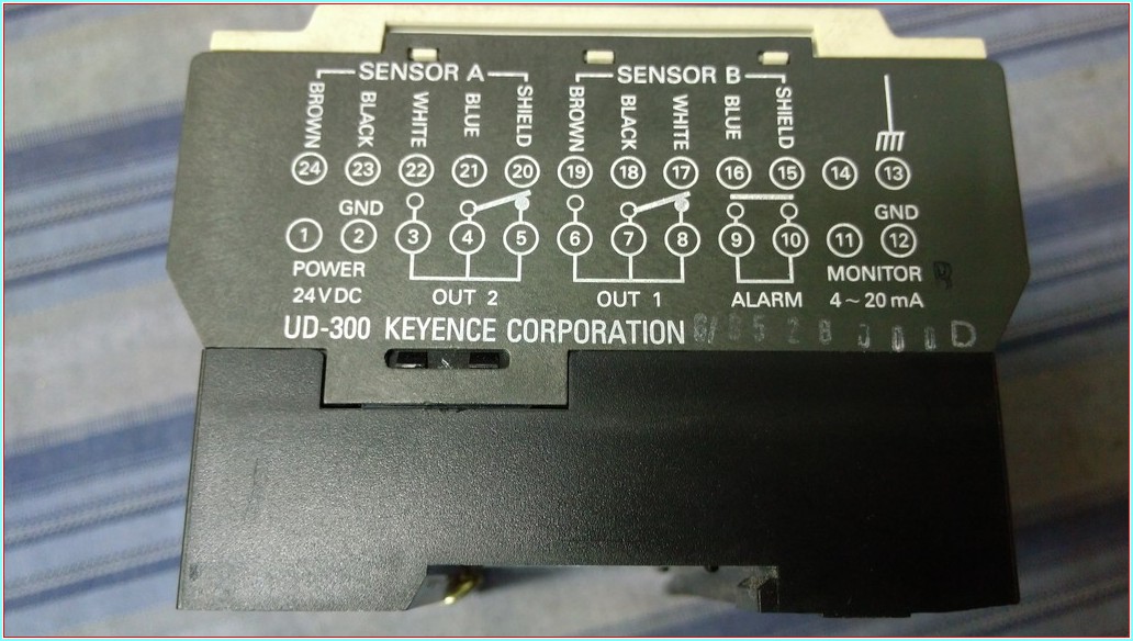 KEYENCE UD-300 ULTRASONİK DEPLASMAN SENSÖRÜ