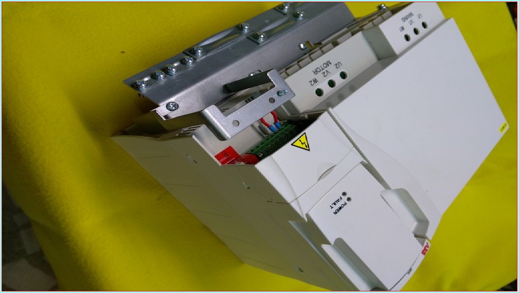ABB ACS310-03E-48A4-4 22KW 48,4A SIFIR KUTUSUZ SÜRÜCÜ ACS310 22KW