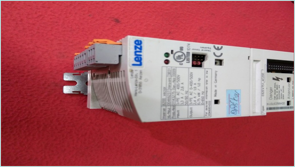 LENZE E82EV751-4C E82EV751K4C 13127094  8200 0,75KW E82EV751  380V SÜRÜCÜ