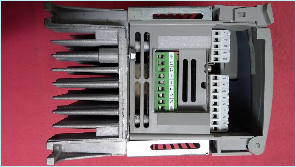 TELEMECANİQUE ATV58HU09M2 0,37KW SÜRÜCÜ