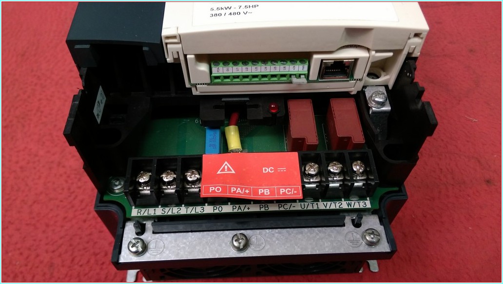 SCHNEİDER ATV71HU55N4 5,5KW 7,5HP SÜRÜCÜ ATV71HU55N4