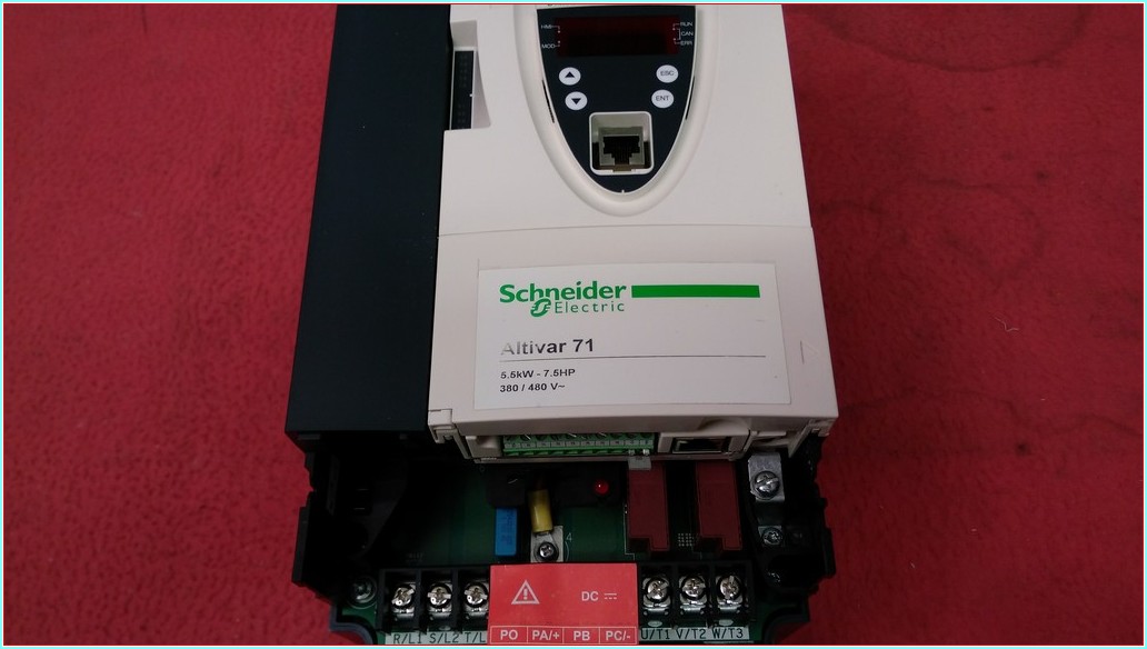 SCHNEİDER ATV71HU55N4 5,5KW 7,5HP SÜRÜCÜ ATV71HU55N4