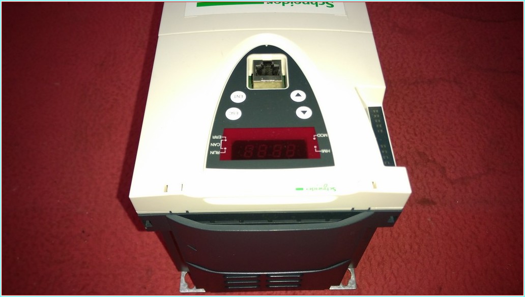SCHNEİDER ATV71HU22N4 2,2KW 3HP SÜRÜCÜ