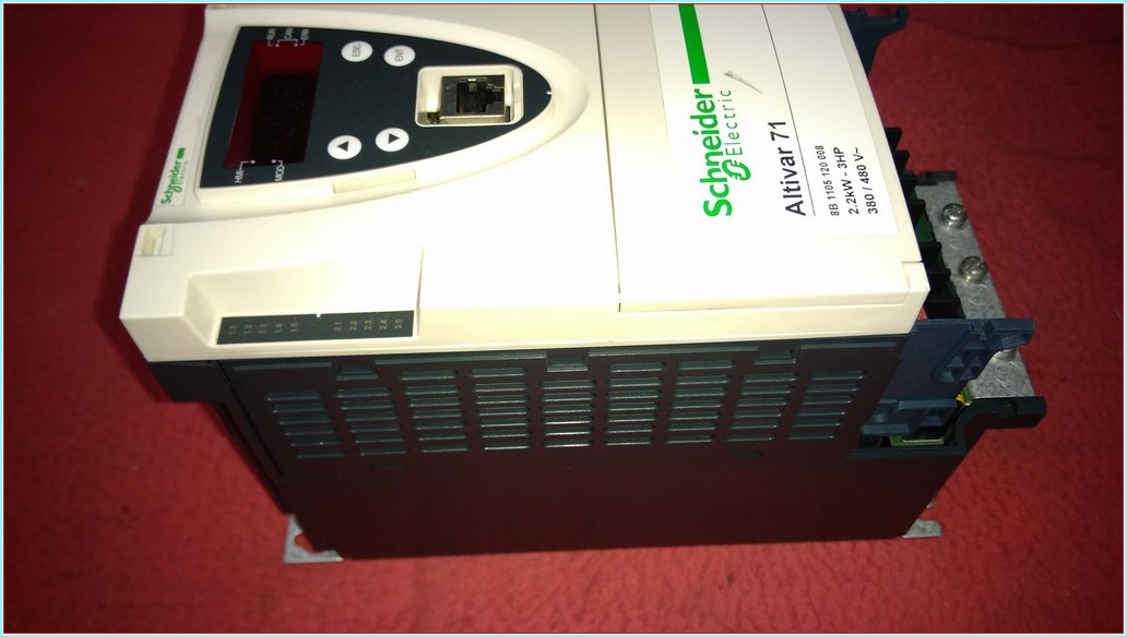 SCHNEİDER ATV71HU22N4 2,2KW 3HP SÜRÜCÜ