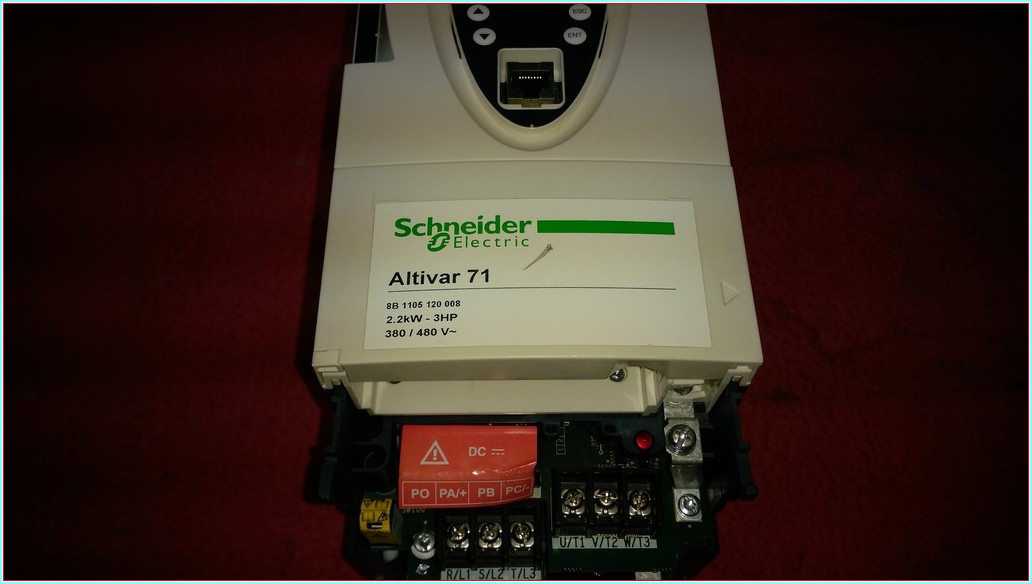SCHNEİDER ATV71HU22N4 2,2KW 3HP SÜRÜCÜ
