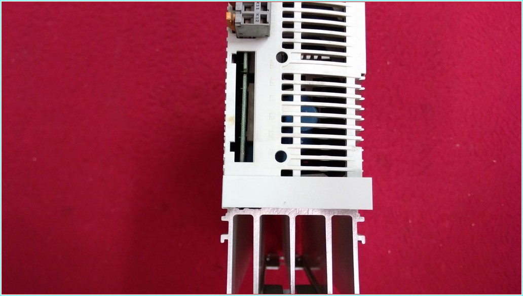 LENZE E82EV551-4C200 E82EV551K4C E82EV551-4C 8200 0,55 KW 380V VECTOR SÜRÜCÜ