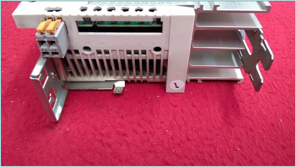 LENZE E82EV551-4C200 E82EV551K4C E82EV551-4C 8200 0,55 KW 380V VECTOR SÜRÜCÜ