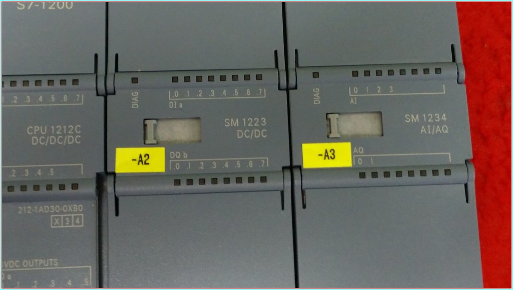 SIEMENS 6ES7 223-1BH30-0XB0 SM 1223 DC-DC PLC