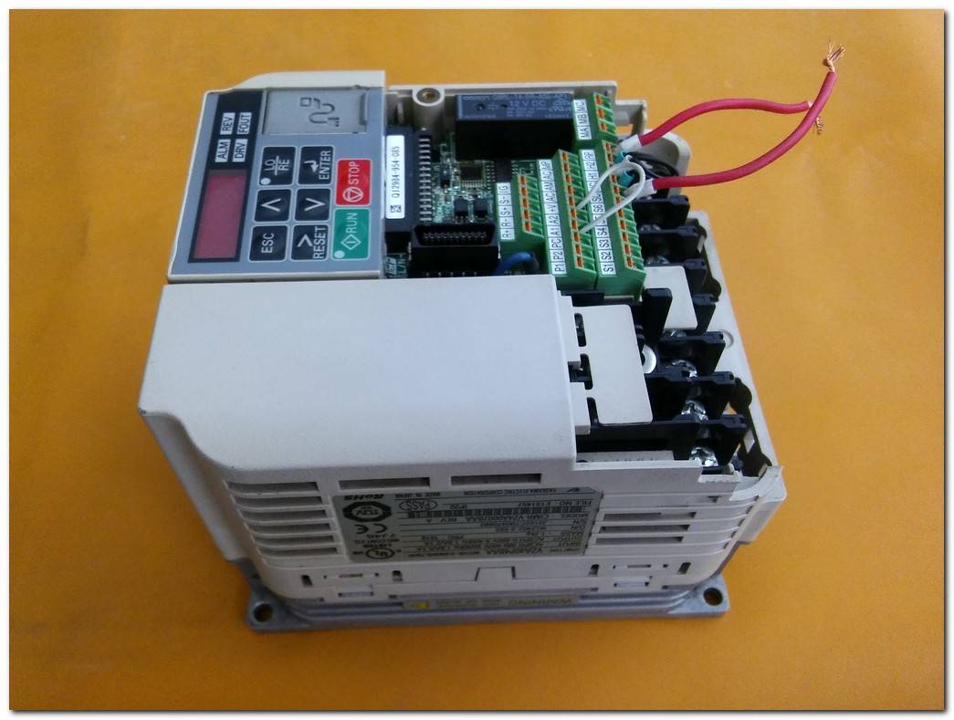 YASKAWA VZA40P4BAA 0,55KW-0,75KW SÜRÜCÜ 0,55 KW - 0,75 KW INVERTER