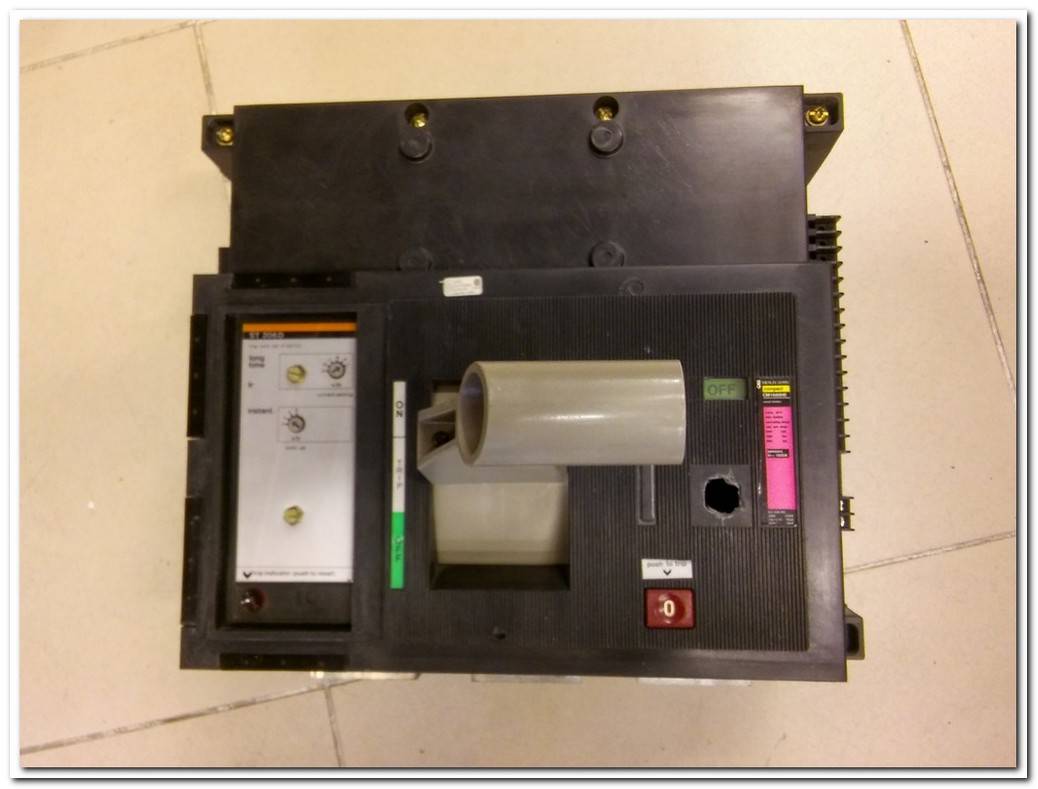 MERLİN GERİN CM1600HE IEC-VDE-BS 1600A COMPACT CIRCUİT BREAKER DEVRE KESİCİ 1600A AÇTIRMA BOBİNLİ TMŞ