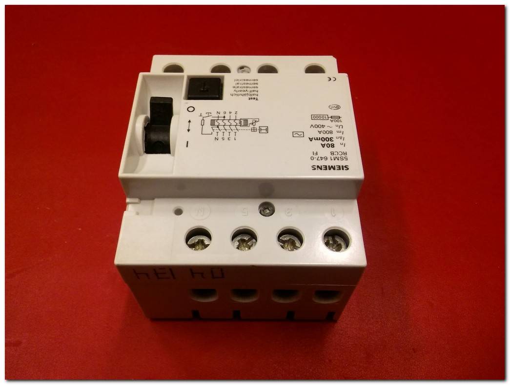 SIEMENS 5SM1 647-0 5SM1647-0 80A 300MA YANGIN KORUMA RÖLESİ KAÇAK AKIM TRİFAZE