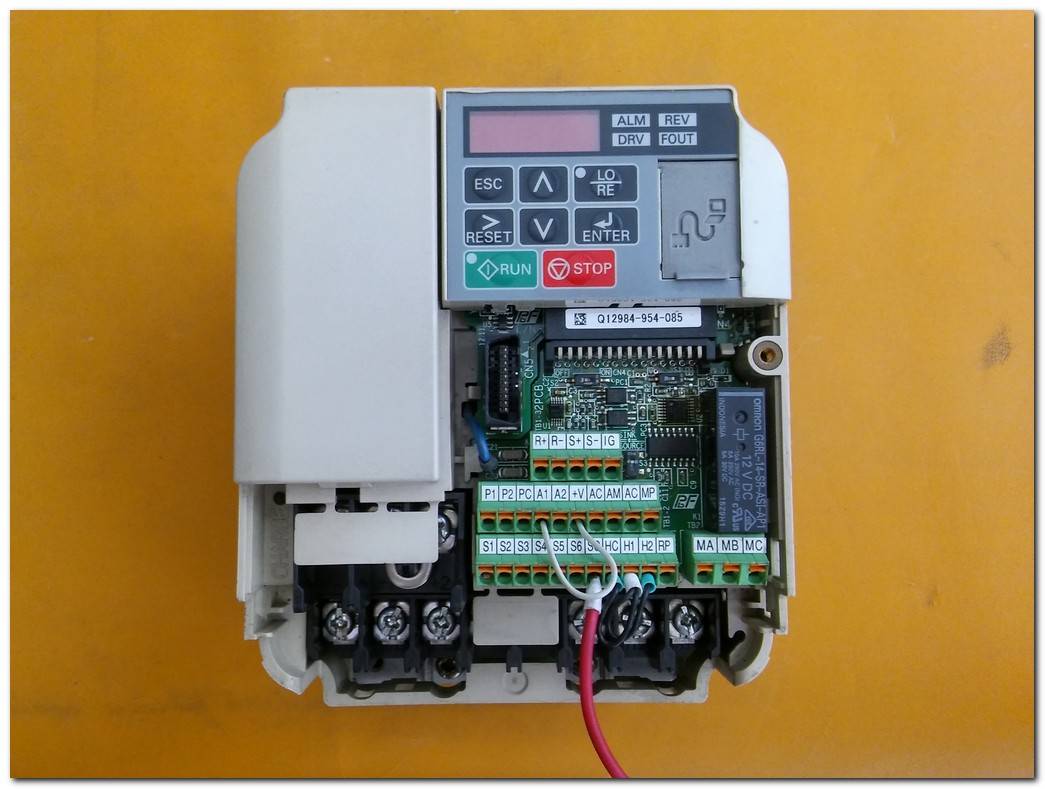 YASKAWA VZA40P4BAA 0,55KW-0,75KW SÜRÜCÜ 0,55 KW - 0,75 KW INVERTER